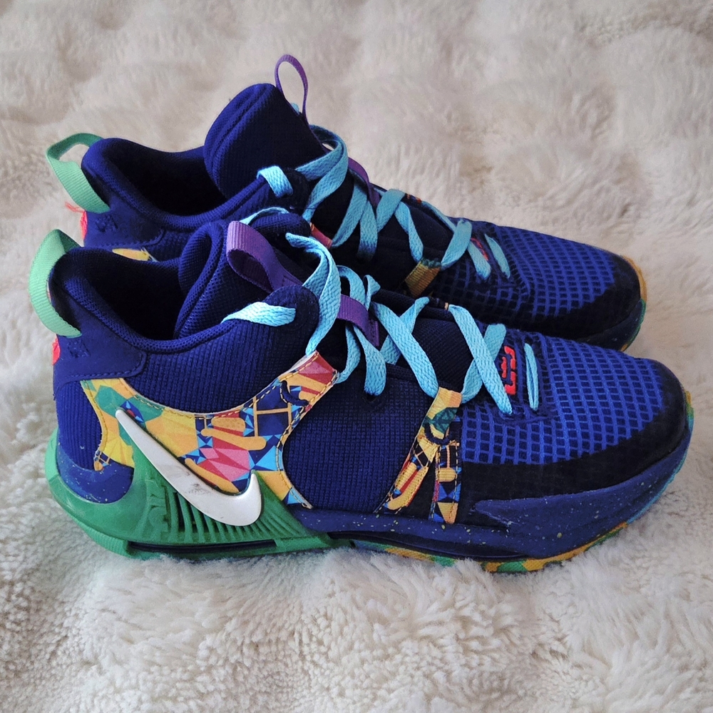 6.7Y Nike LeBron Witness 7 "Kaleidoscope" Basketball Sneakers
